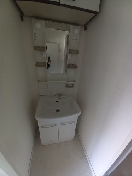 洗面設備　※写真は同じマンションの違う部屋のものになります。反転タイプ