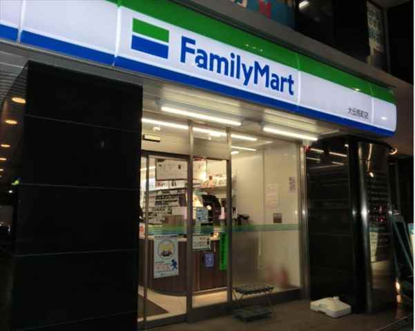 コンビニ　ファミリーマート大伝馬町店（コンビニ）まで219m