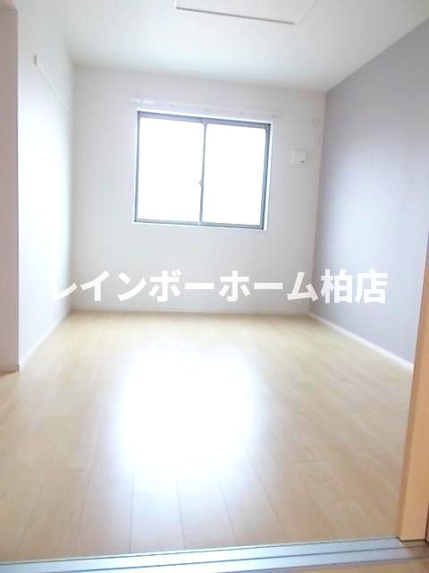 その他部屋・スペース　落ち着いた色調の寝室です