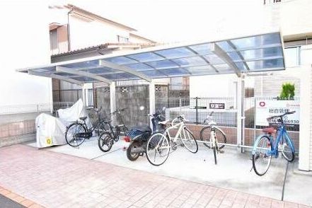 その他共有部分　駐輪場屋根付きです。
