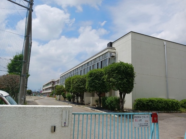 小学校　上里町立七本木小学校（小学校）まで360m