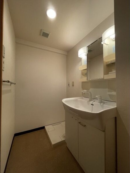 洗面設備　※写真は同じマンションの違う部屋のものになります。反転タイプ