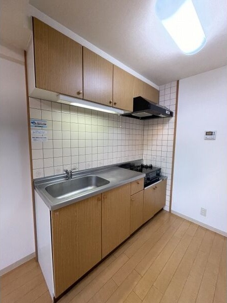 キッチン　※写真は同じマンションの違う部屋のものになります。反転タイプ