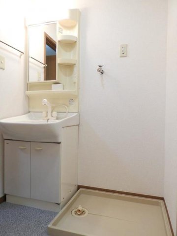洗面設備　ゆったりとスペースのある洗面所