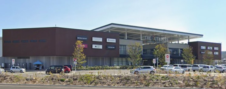 ショッピングセンター　THE OUTLETS 湘南平塚（ショッピングセンター）まで603m