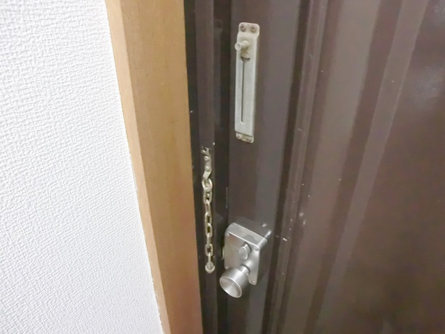 セキュリティ　ドアチェーン完備。