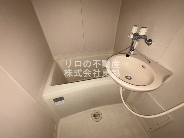 バス・シャワールーム　機能的で清潔感のある洗面所と一体型のバスルームです♪