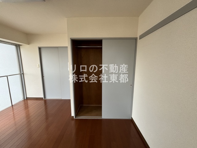 収納　パイプハンガーがあるのでたたまず衣類を掛けることができます♪