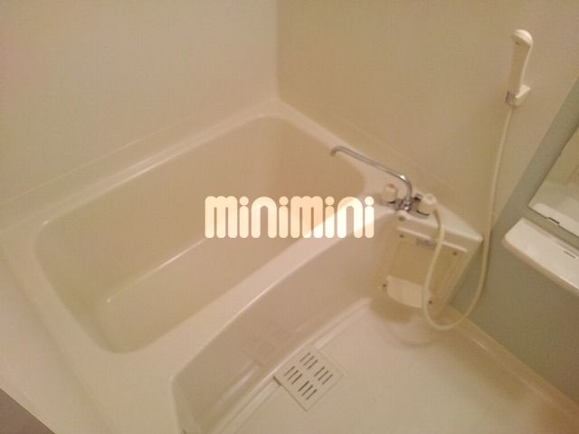 バス・シャワールーム　通気に窓があります