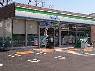 コンビニ　ファミリーマート（コンビニ）まで200m