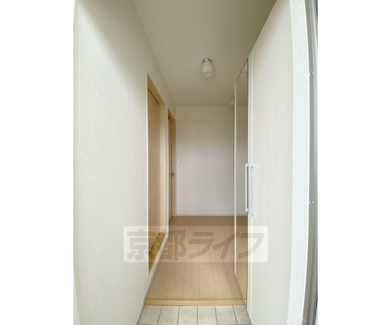 玄関　シューズボックスに鏡が付いてます