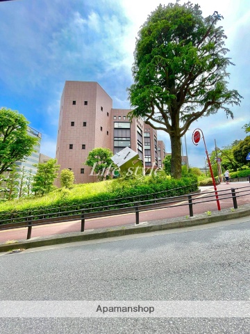 図書館　横浜市立中央図書館（図書館）まで950m