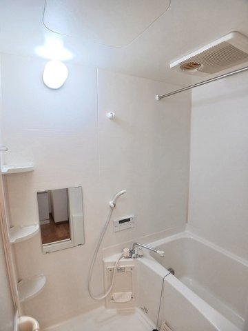 バス・シャワールーム　コンパクトで使いやすいお風呂です
