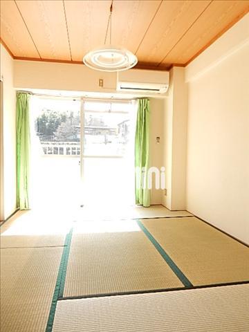 居室・リビング　日当たりのよいお部屋です。