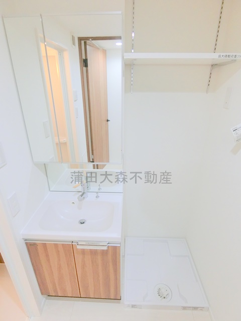 洗面設備　洗面脱衣所　2面鏡の独立洗面台　棚付きの室内洗濯機置き場