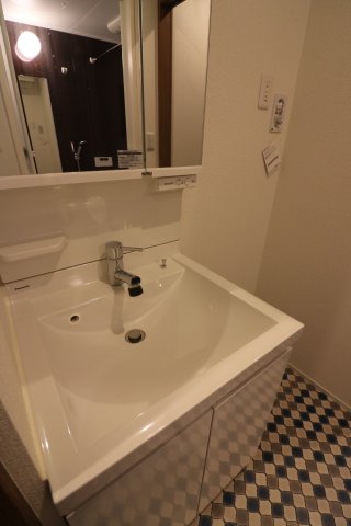 洗面設備　※同じ間取りの別の部屋の写真です