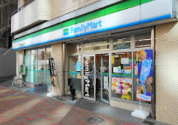 コンビニ　ファミリーマート 伊豆屋下目黒三丁目店（コンビニ）まで252m