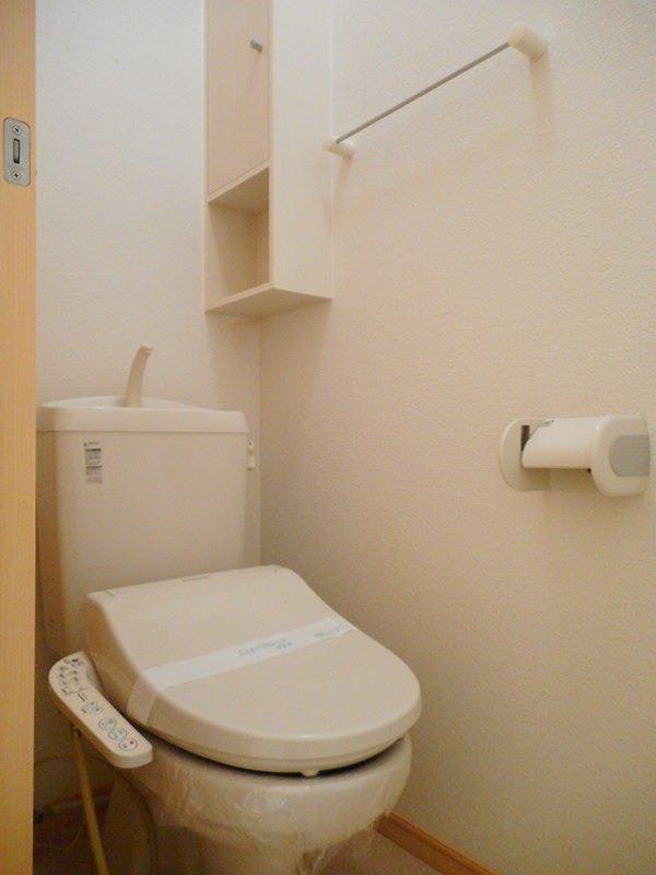 トイレ　温水洗浄便座完備です。
