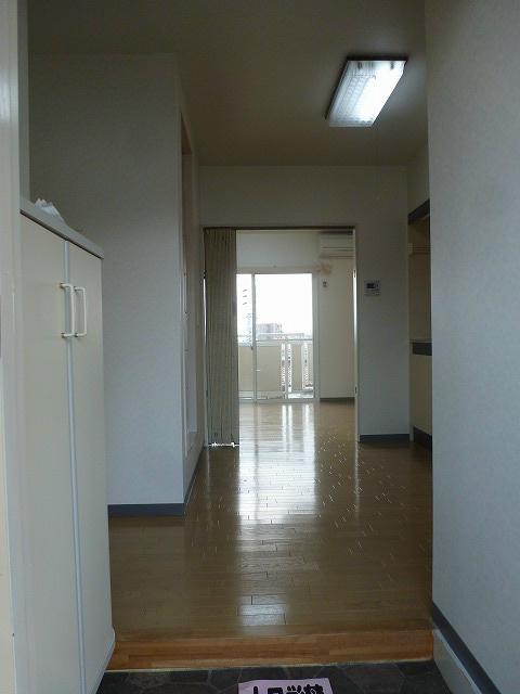 玄関　写真は303のお部屋です