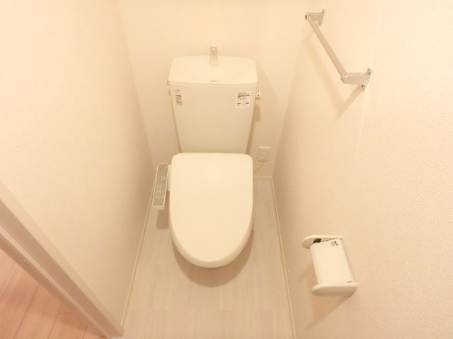 トイレ　温水洗浄便座付きのトイレです
