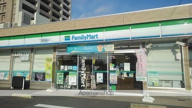 コンビニ　ファミリーマート（コンビニ）まで400m