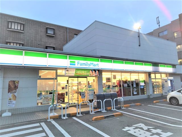 コンビニ　ファミリーマート世田谷二丁目店（コンビニ）まで350m