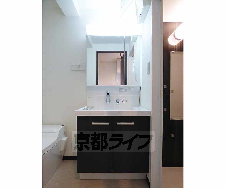 洗面設備　綺麗な洗面台です。