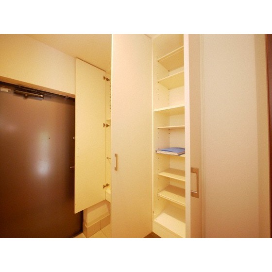 玄関　別部屋の写真です。