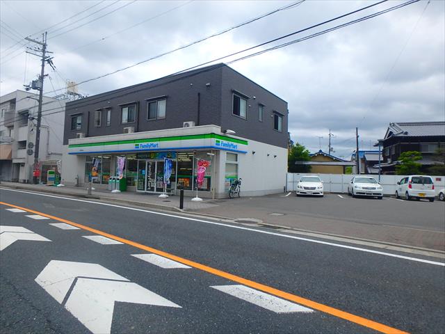コンビニ　ファミリーマート（コンビニ）まで654m