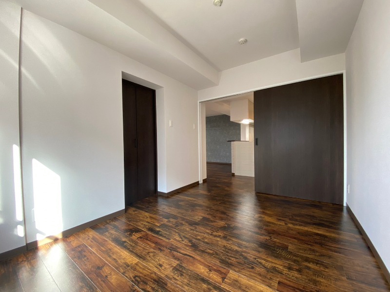その他部屋・スペース　寝室はこちらです。光が差し込む、温かみのあるお部屋です。