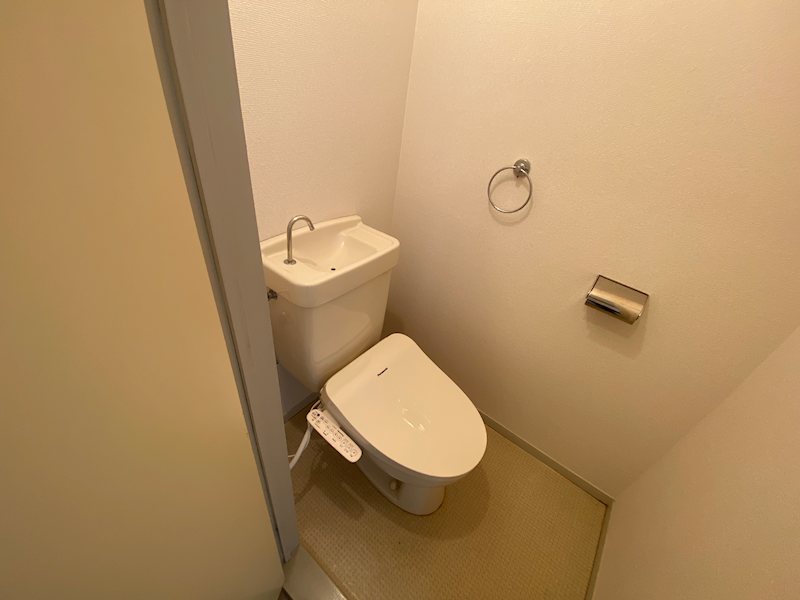 トイレ　温水洗浄便座は残置物です。クリーニング前写真