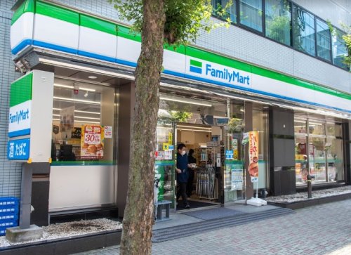 コンビニ　ファミリーマート 日本橋小学校前店（コンビニ）まで66m
