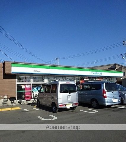 コンビニ　ファミリーマート（コンビニ）まで400m