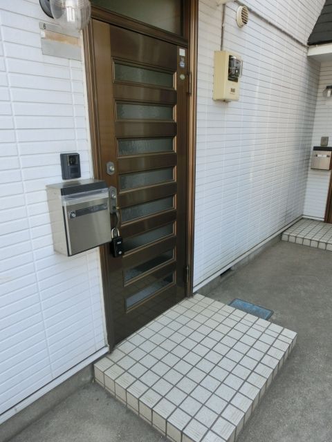 その他共有部分　玄関脇にポストも有ります。