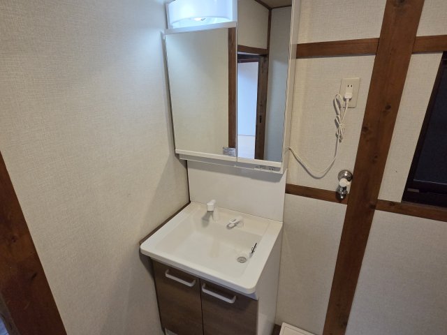 洗面設備　明るい洗面所です