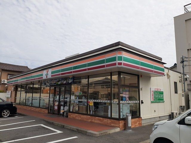 コンビニ　セブンイレブン（コンビニ）まで130m