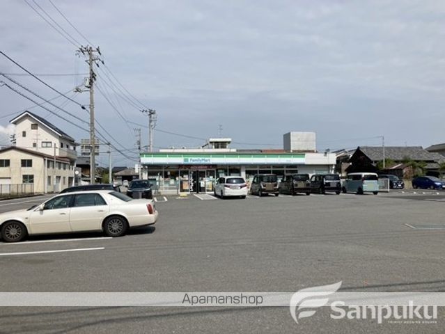 コンビニ　ファミリーマート堀江町店（コンビニ）まで724m