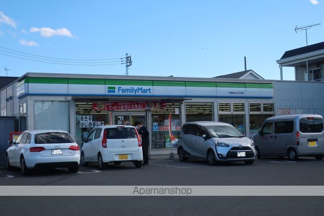 コンビニ　ファミリーマート（コンビニ）まで143m