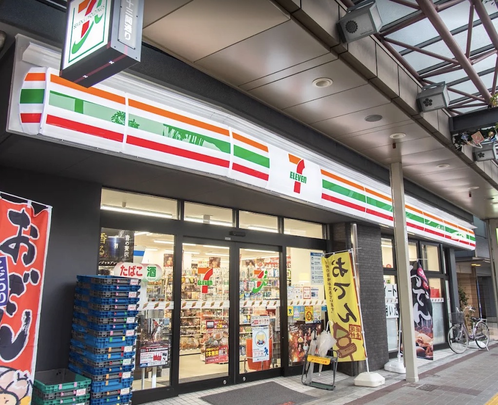 コンビニ　セブンイレブン江東亀戸4丁目店（コンビニ）まで305m