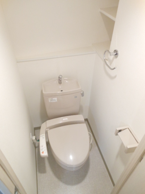 トイレ　落ち着いた色調のトイレです