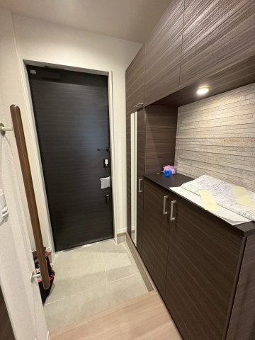 玄関　※建築中の為、実際のお部屋と仕様が異なるケースがございます。