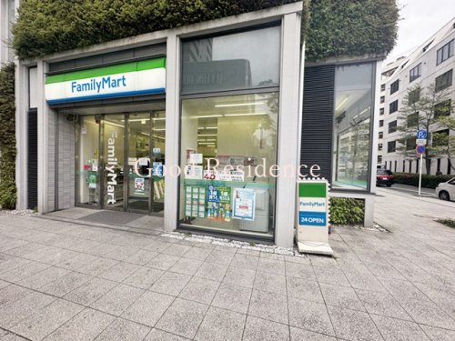 コンビニ　ファミリーマート 山下町南店（コンビニ）まで107m