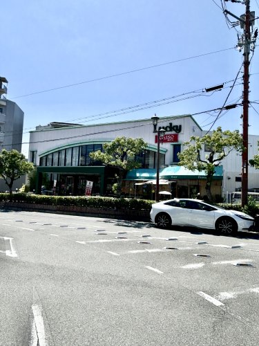スーパー　ラッキー忍ヶ丘駅前店（スーパー）まで711m