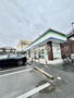 コンビニ　ファミリーマート　忍ヶ丘駅前店（コンビニ）まで468m