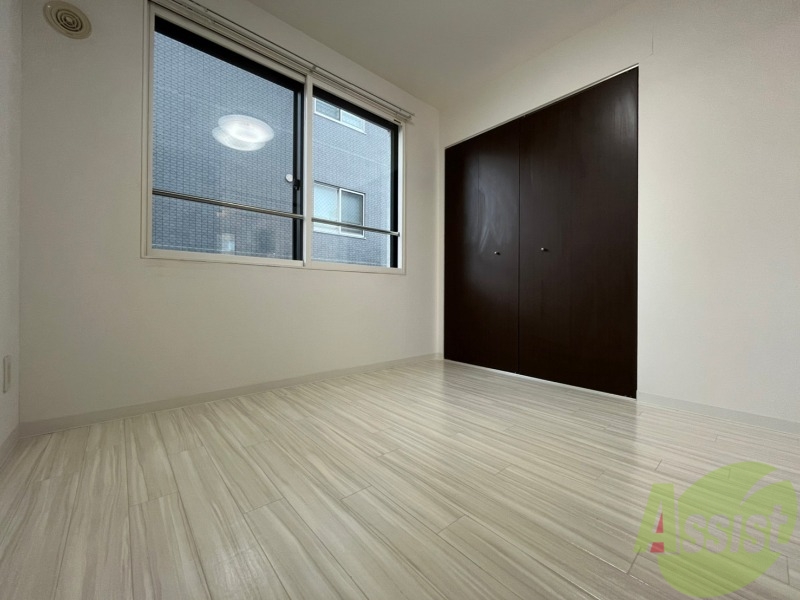 その他部屋・スペース　寝室はこちらです。光が差し込む、温かみのあるお部屋です。