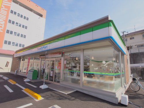 コンビニ　ファミリーマート 中野東一丁目店（コンビニ）まで597m