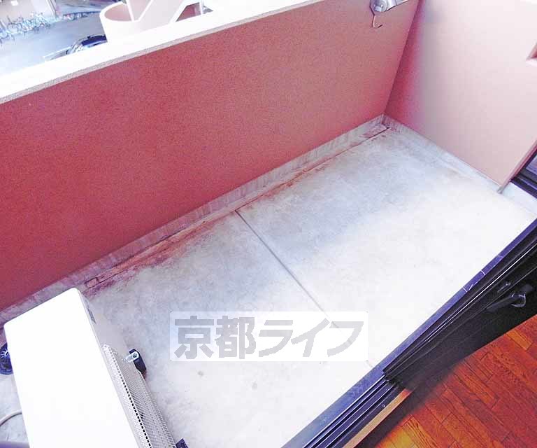 バルコニー　洗濯物も沢山干せそうなベランダですね。