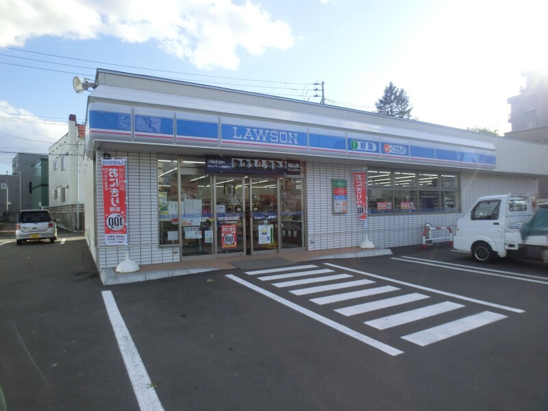 コンビニ　ローソン厚別駅前店（コンビニ）まで180m