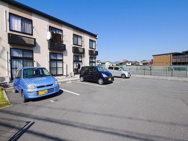 駐車場　駐車場があるので、車を買う予定の方も安心です