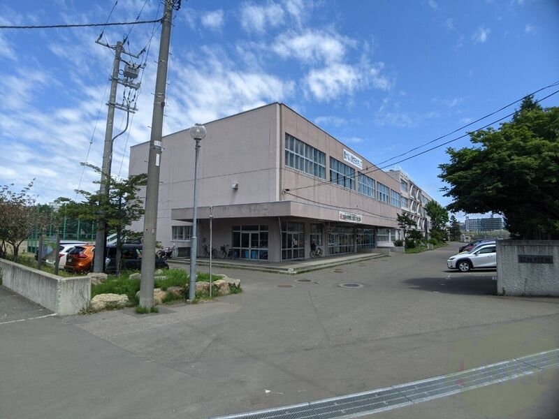 中学校　札幌市立柏中学校（中学校）まで879m